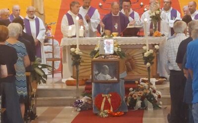 Siracusa, l’ultimo saluto a padre Carlo D’Antoni: chiesa gremita per l’addio al sacerdote degli ultimi