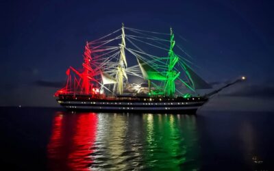 L’Amerigo Vespucci incanta il mare di Avola | A bordo anche due giovani concittadini